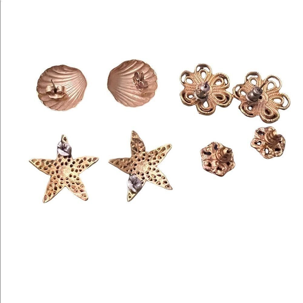 4 pair of gold colored vintage earrings shell star flower swirls gently used - Picture 6 of 10